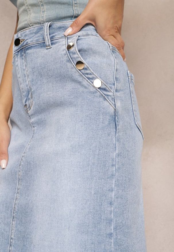 Renee - Jasnoniebieska Jeansowa Spódnica High Waist z Nitami Przy Kieszeniach Nellajoy. Okazja: na co dzień. Stan: podwyższony. Kolor: niebieski. Materiał: jeans. Styl: casual, elegancki, rockowy
