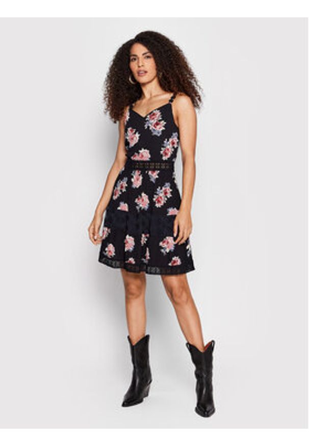 only - ONLY Sukienka letnia Karmen 15177478 Czarny Regular Fit. Kolor: czarny. Materiał: wiskoza. Sezon: lato