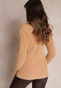 Renee - Beżowy Sweter z Łańcuszkiem Dashe. Kolor: beżowy. Materiał: jeans, skóra. Długość: krótkie. Styl: klasyczny #4