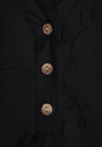 Born2be - Czarna Bluzka Ozdobiona Guzikami i Haftowanymi Kwiatami Delmana. Okazja: na spacer, na uczelnię, na co dzień. Kolekcja: plus size. Kolor: czarny. Materiał: tkanina, materiał. Wzór: aplikacja, haft, kwiaty. Sezon: lato. Styl: wakacyjny, boho, klasyczny, casual #4