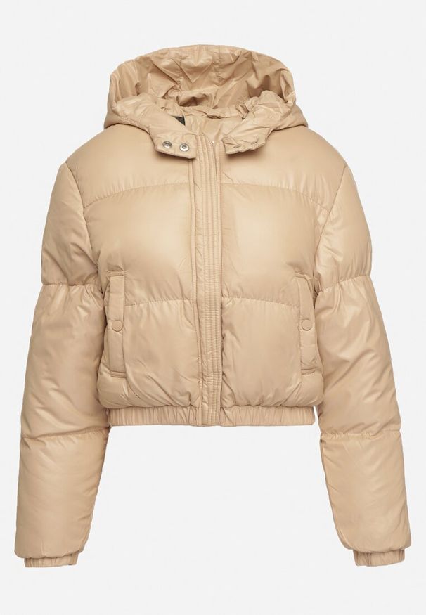 Born2be - Ciemnobeżowa Kurtka Pikowana o Krótkim Fasonie z Kapturem Tinthella. Okazja: na co dzień, na spacer. Typ kołnierza: kaptur. Kolor: beżowy. Materiał: jeans, tkanina. Długość: krótkie. Wzór: aplikacja. Sezon: zima. Styl: klasyczny, elegancki, casual