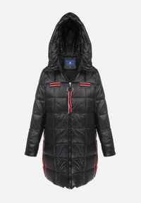 Born2be - Czarna Kurtka Pikowana Długa z Kontrastowymi Lampasami Feosa. Kolekcja: plus size. Kolor: czarny. Materiał: tkanina. Długość: długie. Wzór: aplikacja, gładki, geometria #6