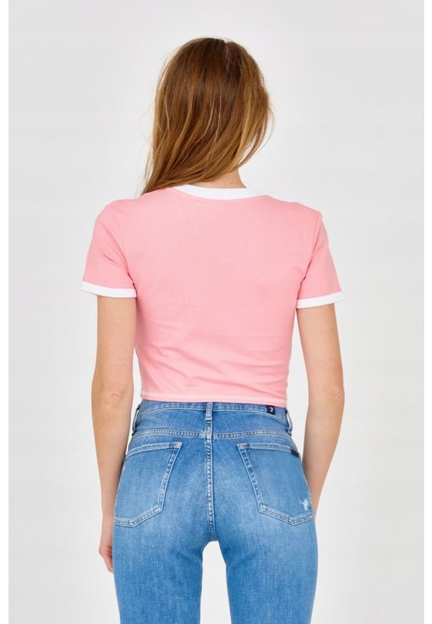 Guess - GUESS Różowy crop top. Kolor: różowy. Materiał: bawełna. Długość: krótkie