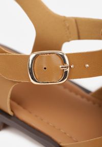 Renee - Ciemnobeżowe Sandały VICES z Przeplatanymi Paseczkami i Klamerką Metiphia. Okazja: na co dzień. Zapięcie: pasek. Kolor: beżowy. Wzór: nadruk. Sezon: lato. Styl: casual, elegancki #6