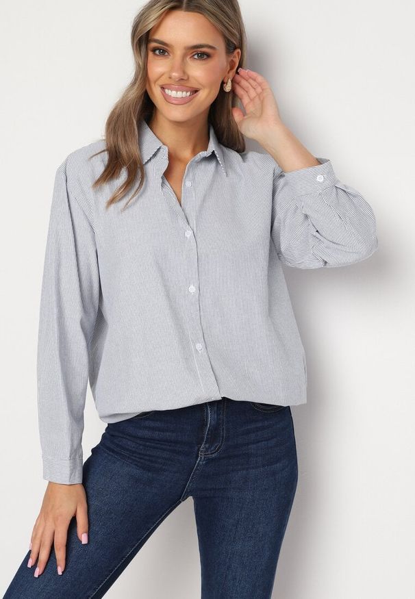 Born2be - Granatowo-Biała Koszula w Drobne Paski o Klasycznym Fasonie Arkelea. Okazja: na co dzień. Typ kołnierza: kołnierzyk klasyczny. Kolor: niebieski. Materiał: jeans. Długość rękawa: długi rękaw. Długość: długie. Wzór: paski. Styl: klasyczny