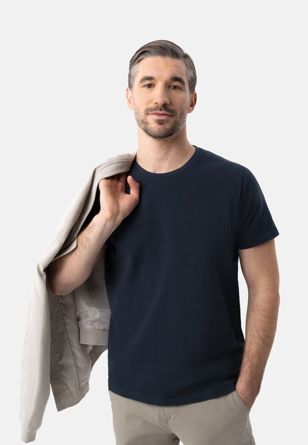 Volcano - Gładka koszulka z TM-MODE. Materiał: bawełna, materiał. Długość rękawa: krótki rękaw. Długość: krótkie. Wzór: gładki. Styl: klasyczny