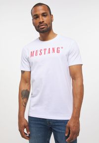 Mustang - MUSTANG Style Alex C LOGO Tee MĘSKI T-SHIRT KOSZULKA NADRUK LOGO General White 1013221 2045. Okazja: na plażę. Kolekcja: plus size. Materiał: bawełna, jeans, skóra. Długość: długie. Wzór: nadruk. Styl: retro, wizytowy