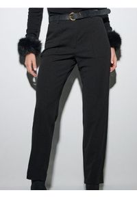 Sinsay - Eleganckie spodnie straight fit z paskiem - czarny. Kolor: czarny. Styl: elegancki #1
