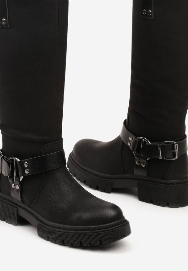 Renee - Czarne Kozaki Bikery na Płaskiej Podeszwie z Klamrami na Paskach Niarina. Okazja: na co dzień. Zapięcie: klamry. Kolor: czarny. Materiał: skóra, jeans. Obcas: na płaskiej podeszwie. Styl: elegancki, casual. Wysokość obcasa: niski