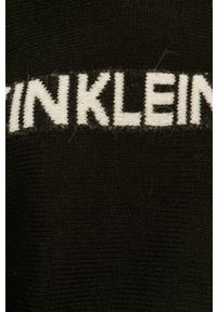 Calvin Klein Jeans - Sweter. Kolor: czarny. Materiał: wełna, akryl, dzianina, poliamid. Długość rękawa: długi rękaw. Długość: długie. Wzór: aplikacja #2