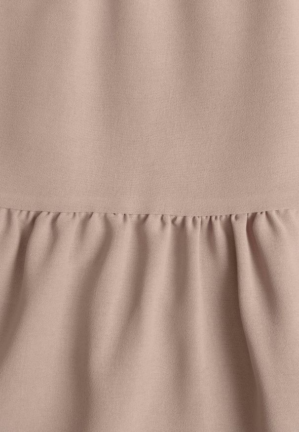 Born2be - Beżowa Rozkloszowana Sukienka z Falbankami Zapinana przy Szyi Rettesa. Okazja: na co dzień. Typ kołnierza: kołnierz z falbankami. Kolor: beżowy. Materiał: wiskoza. Sezon: lato. Styl: casual, elegancki