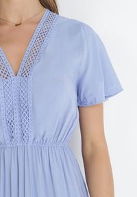 Born2be - Jasnoniebieska Sukienka Maxi z Gumką w Pasie i Koronkowymi Wstawkami Anandia. Kolor: niebieski. Materiał: koronka. Wzór: aplikacja. Długość: maxi #4