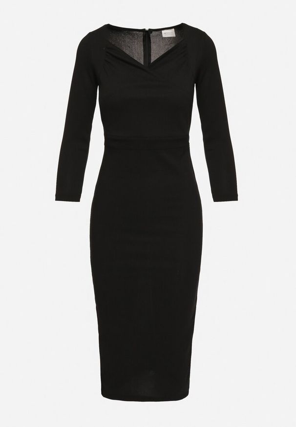 Born2be - Czarna Sukienka Ozdobiona Asymetrycznym Dekoltem Silfedi. Okazja: na co dzień. Kolor: czarny. Materiał: jeans. Wzór: aplikacja. Typ sukienki: asymetryczne. Styl: elegancki, klasyczny, casual