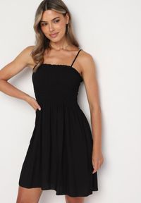 Born2be - Czarna Bawełniana Sukienka na Ramiączkach z Marszczonym Dekoltem Krisele. Okazja: na co dzień, na randkę, na spacer. Kolor: czarny. Materiał: bawełna. Długość rękawa: na ramiączkach. Sezon: lato. Typ sukienki: proste. Styl: casual #1
