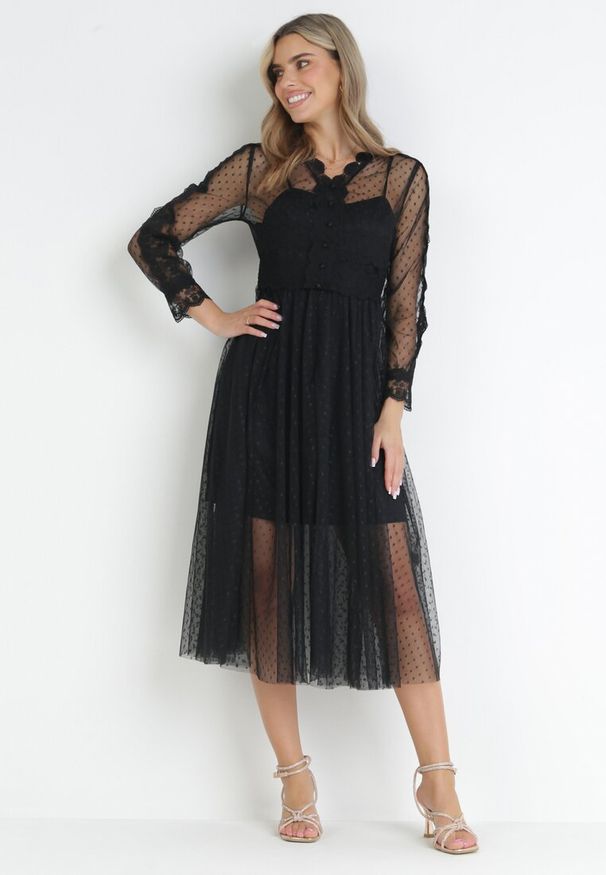 Born2be - Czarna Tiulowa Sukienka Midi z Koronkowymi Tasiemkami i Długimi Rękawami Kabienne. Kolor: czarny. Materiał: tiul, koronka. Długość rękawa: długi rękaw. Wzór: aplikacja, kropki. Długość: midi