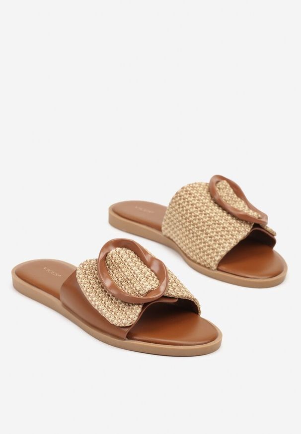 Born2be - Brązowe Klapki Vices z Geometryczną Ozdobą Arrisaria. Okazja: na co dzień, na spacer. Kolor: brązowy. Wzór: aplikacja, geometria. Obcas: na płaskiej podeszwie. Styl: casual, elegancki, klasyczny