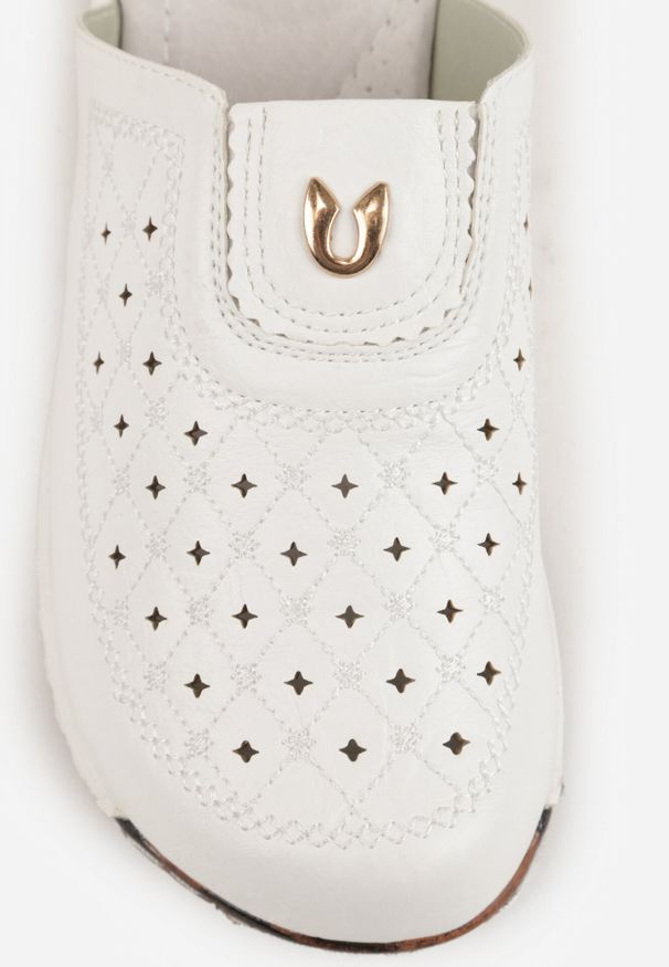 Born2be - Białe Klapki na Koturnie z Perforacją Tłoczeniem i Metaliczną Aplikacją Eupheda. Okazja: na co dzień, na spacer. Kolor: biały. Materiał: dresówka. Wzór: aplikacja. Obcas: na koturnie. Styl: casual