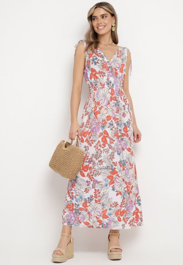 Born2be - Biało-Różowa Sukienka z Kopertowym Dekoltem w Kwiaty z Gumką w Pasie Fionessa. Okazja: na co dzień. Typ kołnierza: dekolt kopertowy. Kolor: biały. Wzór: kwiaty. Typ sukienki: kopertowe. Styl: klasyczny, casual, elegancki