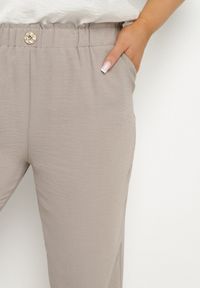 Born2be - Ciemnobeżowe Spodnie z Gumką w Pasie 7/8 Tenimira. Okazja: na co dzień, na spacer. Kolekcja: plus size. Kolor: beżowy. Styl: klasyczny, elegancki, casual
