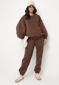 Born2be - Brązowy Komplet Dresowy Bluza i Joggery Podszyte Polarem Zibea. Kolor: brązowy. Materiał: polar, dresówka #4