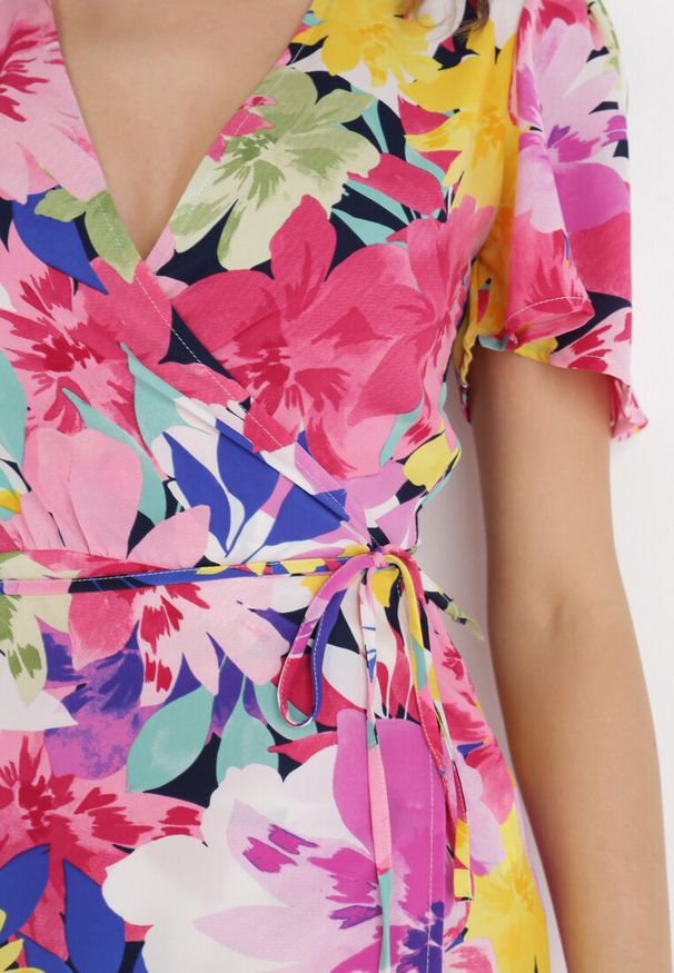 Born2be - Różowa Sukienka Chionis. Kolor: różowy. Materiał: materiał. Długość rękawa: krótki rękaw. Wzór: kolorowy, kwiaty. Sezon: lato. Typ sukienki: kopertowe. Długość: mini