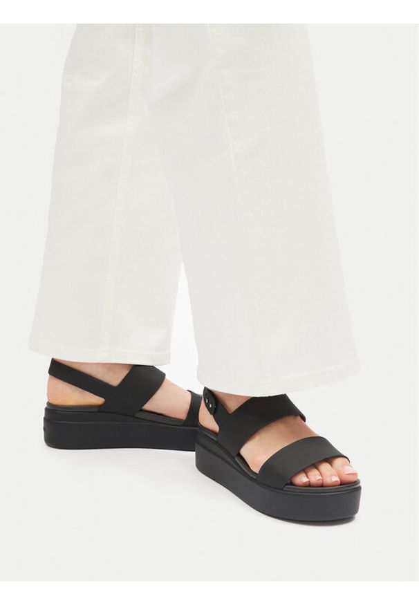 Crocs Sandały Brooklyn Low Wedge W 206453 Czarny. Kolor: czarny