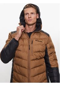 columbia - Columbia Kurtka puchowa Labyrinth Loop™ Hooded Jacket Brązowy Regular Fit. Kolor: brązowy. Materiał: syntetyk #6