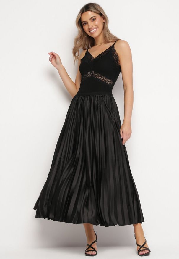 Born2be - Czarna Spódnica Plisowana z Gumką w Pasie Orielin. Kolor: czarny. Materiał: koronka, satyna. Styl: elegancki