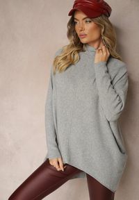 Renee - Szary Sweter Nietoperz z Dłuższym Tyłem i Półgolfem Vitirae. Okazja: na co dzień. Kolor: szary. Materiał: jeans. Długość: długie. Styl: elegancki, casual