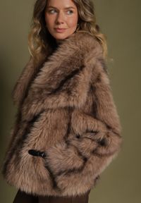 Born2be - Jasnobrązowa Oversizowa Kurtka Futerko z Szerokim Kołnierzem Lenelle. Okazja: na imprezę, na co dzień. Typ kołnierza: golf. Kolor: brązowy. Materiał: futro. Styl: casual, elegancki #1