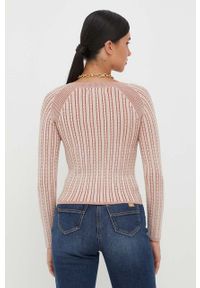 Guess sweter damski kolor różowy lekki. Kolor: różowy. Materiał: materiał, dzianina, wiskoza. Wzór: ze splotem #5