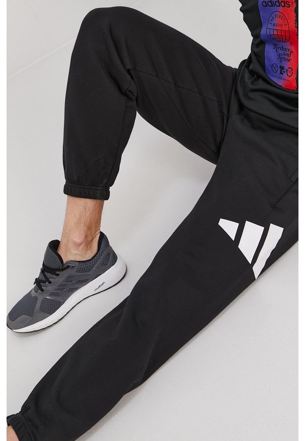 adidas Performance - Spodnie. Kolor: czarny. Materiał: bawełna, dzianina. Wzór: nadruk