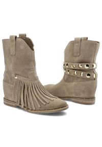 Botki damskie Carinii, zamszowa cholewka o miękkiej strukturze dekoracyjne frędzle z metalowymi nitami wsuwany fason, beżowe, B7751-O17-B89. Okazja: na co dzień. Kolor: beżowy. Materiał: skóra, zamsz. Szerokość cholewki: normalna. Sezon: wiosna, jesień. Obcas: na koturnie. Styl: boho, casual #4