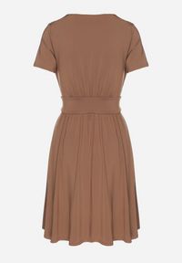 Born2be - Brązowa Rozkloszowana Sukienka z Wiskozą o Kopertowym Kroju z Marszczeniem Adivas. Okazja: na spacer, na co dzień. Typ kołnierza: dekolt w kształcie V. Kolor: brązowy. Materiał: wiskoza. Długość rękawa: krótki rękaw. Typ sukienki: kopertowe. Styl: casual, elegancki #3