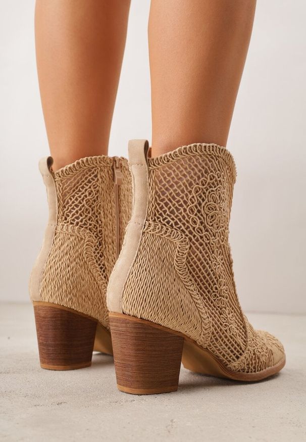Renee - Ciemnobeżowe Ażurowe Botki Kowbojki VICES na Stożkowym Obcasie Natesela. Okazja: na co dzień. Kolor: beżowy. Materiał: zamsz. Wzór: ażurowy. Sezon: wiosna. Obcas: na obcasie. Styl: casual, elegancki. Wysokość obcasa: średni