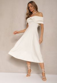 Renee - Beżowa Sukienka Rozkloszowana Ozdobiona Kokardą Odarra. Typ kołnierza: kokarda. Kolor: beżowy. Wzór: aplikacja. Styl: klasyczny, elegancki