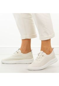 POTOCKI - Beżowe ażurowe półbuty damskie Potocki 16366. Okazja: na co dzień. Nosek buta: okrągły. Kolor: beżowy. Materiał: skóra. Szerokość cholewki: normalna. Wzór: ażurowy. Sezon: wiosna, lato. Styl: casual, sportowy #1