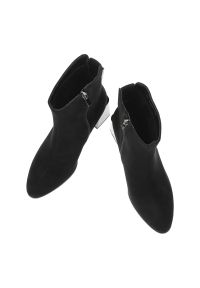 Czarne Botki Goodin Wygodne Obuwie Damskie Zapinane Na Suwak. Okazja: na co dzień, na spotkanie biznesowe. Zapięcie: zamek. Kolor: czarny. Szerokość cholewki: normalna. Wzór: geometria. Materiał: zamsz. Obcas: na obcasie. Styl: elegancki, klasyczny, biznesowy, wizytowy, casual. Wysokość obcasa: średni #8