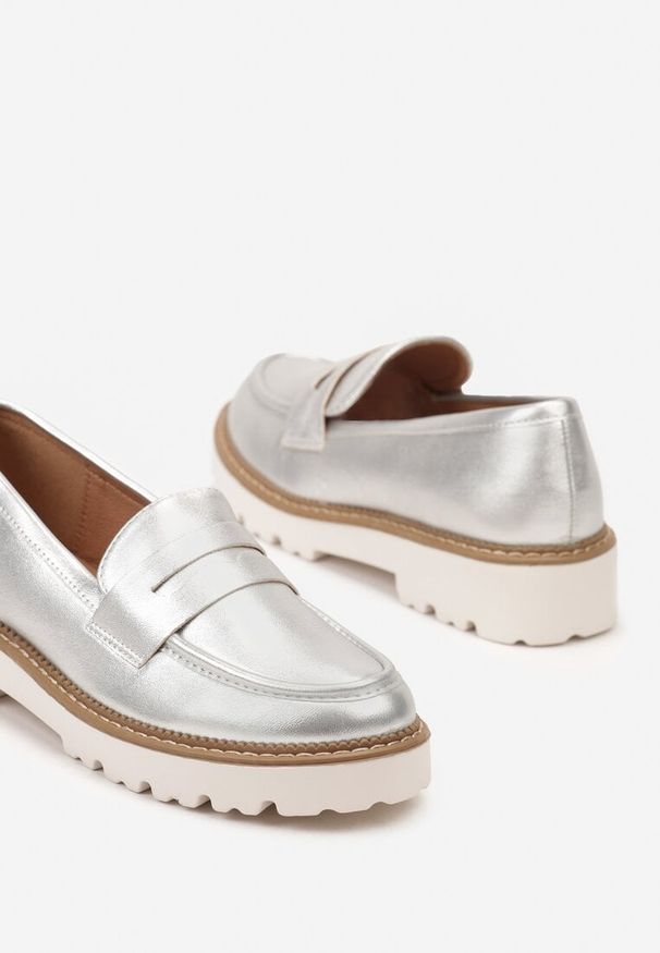 Born2be - Srebrne Płaskie Mokasyny z Ozdobnymi Przeszyciami i Paskiem Amavirla. Okazja: na co dzień, na spotkanie biznesowe, do pracy. Zapięcie: pasek. Kolor: srebrny. Styl: elegancki, klasyczny, biznesowy, wizytowy, casual