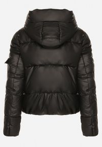 Born2be - Czarna Pikowana Kurtka Puffer z Kapturem i Ozdobnymi Taśmami Relania. Okazja: na co dzień, na spacer. Typ kołnierza: kaptur. Kolor: czarny. Materiał: skóra, poliester, dzianina. Styl: casual #3