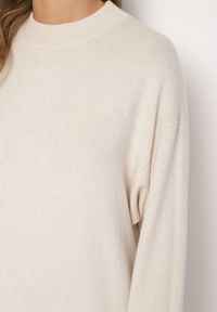 Born2be - Jasnobeżowa Dzianinowa Sukienka z Wiskozą o Pudełkowym Kroju Mazilaine. Okazja: na co dzień. Kolor: beżowy. Materiał: wiskoza, dzianina. Długość rękawa: długi rękaw. Typ sukienki: proste. Styl: klasyczny, casual #3