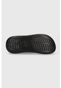 Crocs klapki Classic Crush Sandal damskie kolor czarny na platformie 207670 207670.001-001. Kolor: czarny. Materiał: materiał, guma. Wzór: gładki. Obcas: na platformie #3