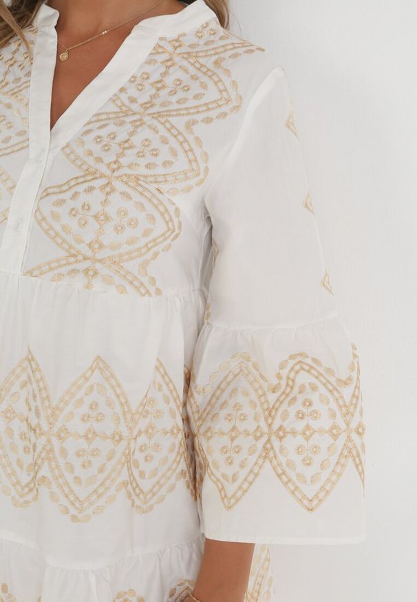 Born2be - Biała Rozkloszowana Sukienka Haftowana z Luźnym Rękawem Deziree. Kolor: biały. Wzór: haft. Sezon: lato. Długość: mini