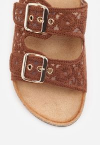 Born2be - Brązowe Klapki na Podeszwie z Imitacji Korka z Szydełkowymi Paskami z Klamrami Carilorin. Okazja: na co dzień. Kolor: brązowy. Materiał: len. Wzór: paski, gładki. Sezon: lato. Styl: klasyczny, wakacyjny, casual, wizytowy, boho #6