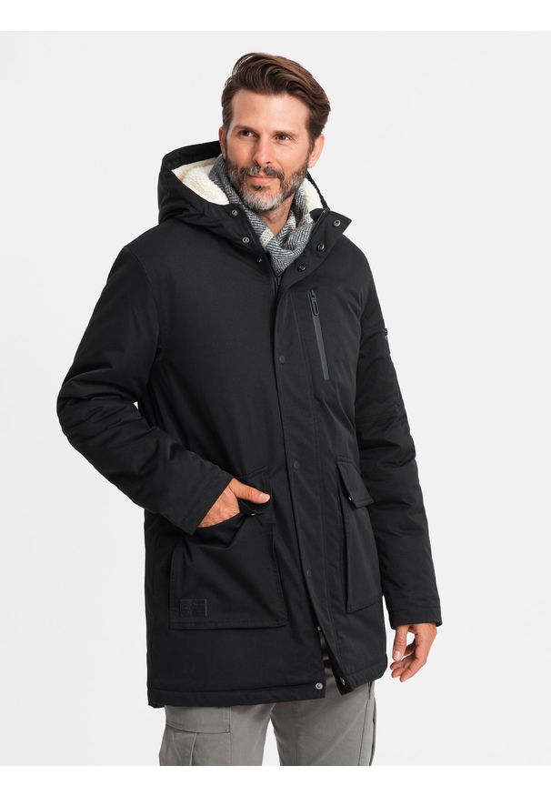 Ombre Clothing - Długa kurtka męska parka z kożuszkiem – czarna V4. Typ kołnierza: kaptur. Kolor: czarny. Materiał: guma, wełna, poliester, materiał, syntetyk. Długość: długie. Wzór: aplikacja. Styl: klasyczny