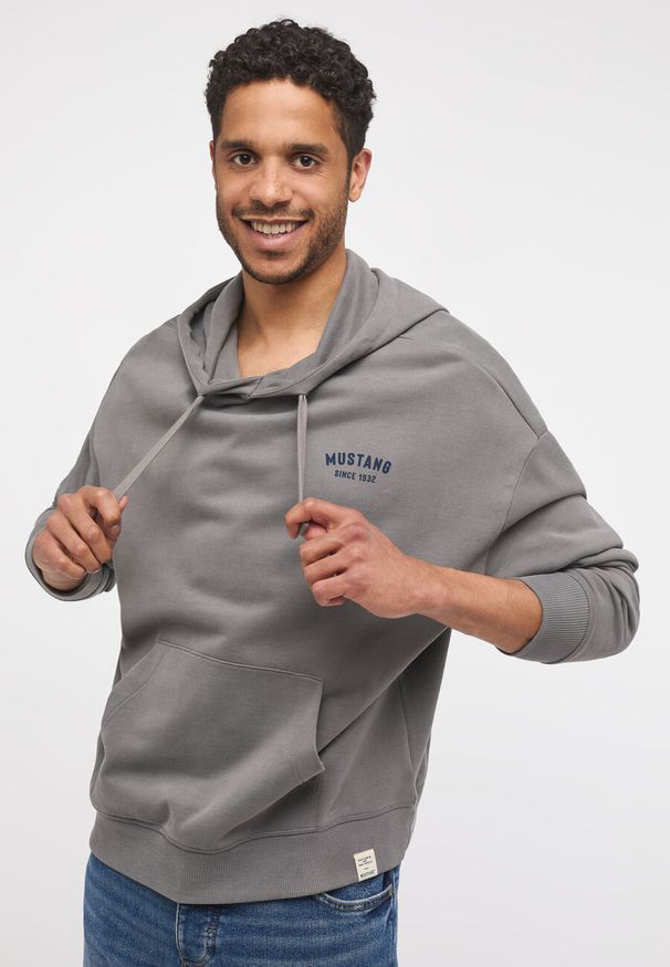 Mustang - MĘSKA BLUZA Z KAPTUREM MUSTANG LOGO Bennet Back Print Charcoal Gray 1014166 4063. Typ kołnierza: kaptur. Wzór: nadruk
