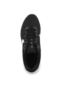 Buty do biegania męskie Nike Revolution 6. Zapięcie: sznurówki. Kolor: biały, wielokolorowy, czarny. Materiał: materiał, syntetyk, tkanina. Szerokość cholewki: normalna. Model: Nike Revolution