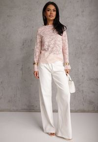 Renee - Różowa Bluzka z Koronki Ozdobiona Rozkloszowanymi Rękawami i Falbanką na Dole Sanovia. Okazja: na co dzień. Kolor: różowy. Materiał: koronka. Wzór: aplikacja, koronka. Styl: casual, elegancki #8