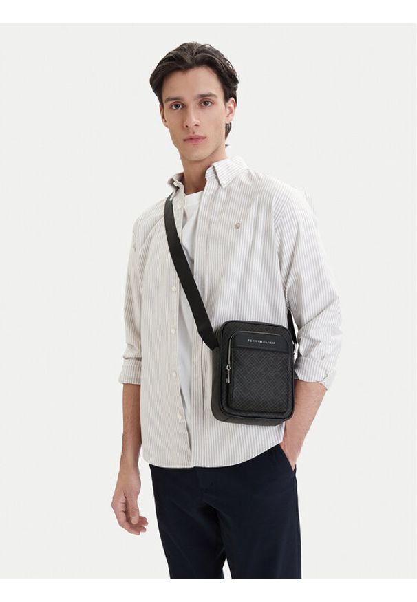 TOMMY HILFIGER - Tommy Hilfiger Saszetka Th Flag Monogram Mini Reporter AM0AM14138 Czarny. Kolor: czarny. Materiał: skóra