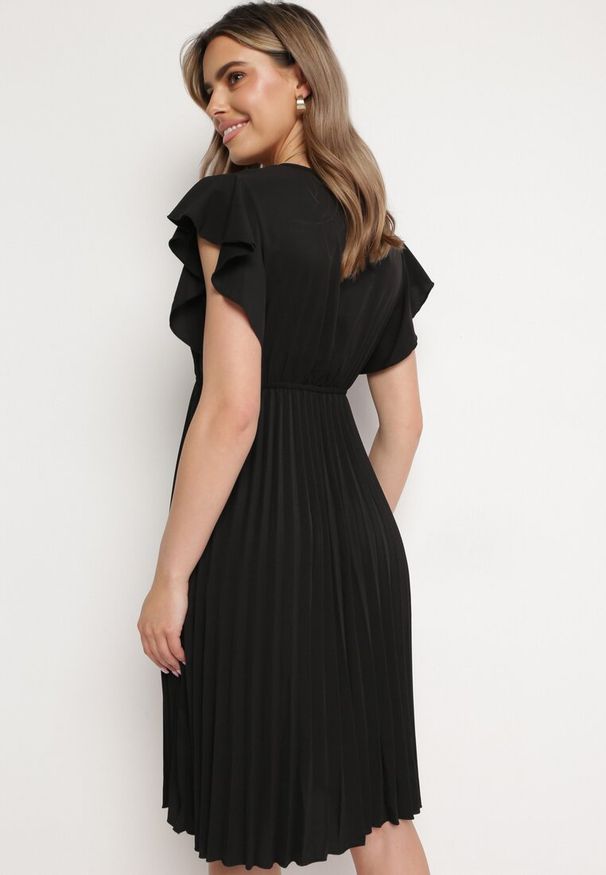 Born2be - Czarna Sukienka Rozkloszowana Midi z Plisowanym Dołem Sabara. Okazja: na co dzień. Kolor: czarny. Materiał: skóra. Styl: casual. Długość: midi